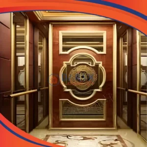 تصميم داخلي فاخر لمصعد مع نقوش خشبية هندسية، لمسات ذهبية، مرايا وسقف مزخرف، يعكس الفن والصيانة المتقنة.